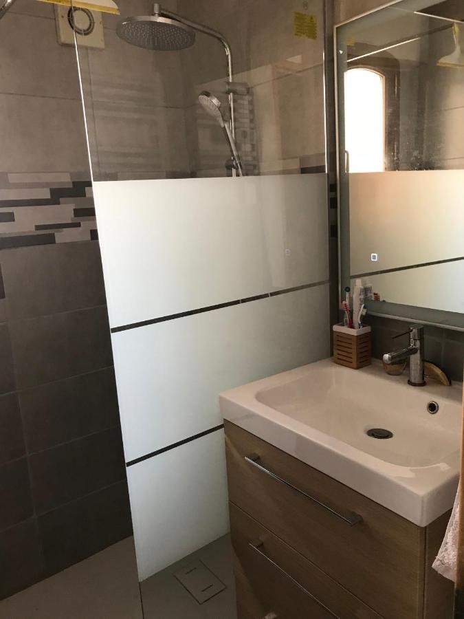 Chambre Climatisee Avec Sdb Privee Dans Une Villa Avec Piscine Ouverte D'Avril A Mi Octobre Marseille Exterior photo